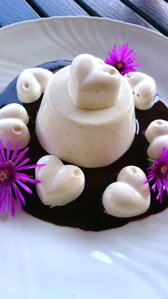 sugar free agar panna cotta with hazelnut chocolate sauce