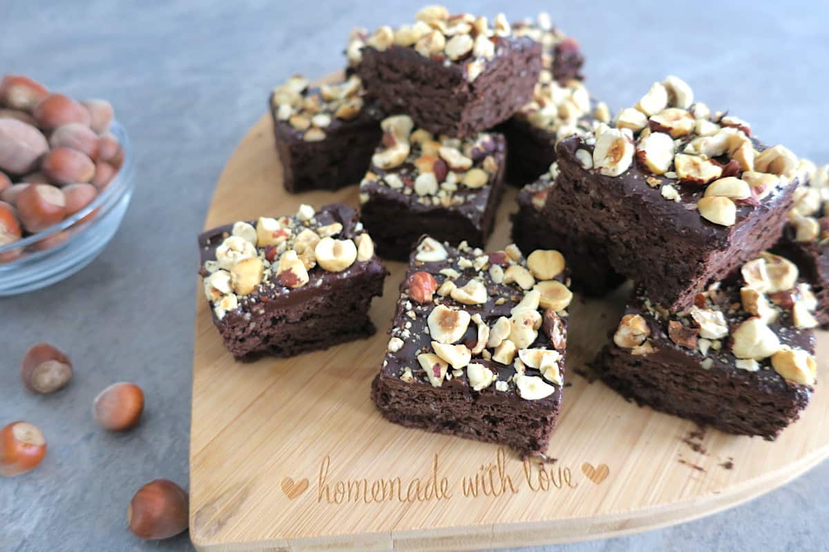 Keto Hemp Brownies with Nut.ella & Hazelnut Crumbs