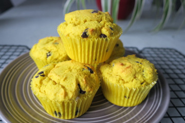 keto banana & chocolate chip muffins