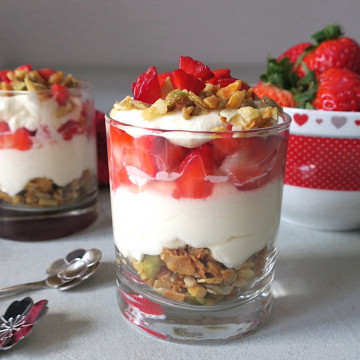 Keto Granola & Berry Parfait with Skyr Cream