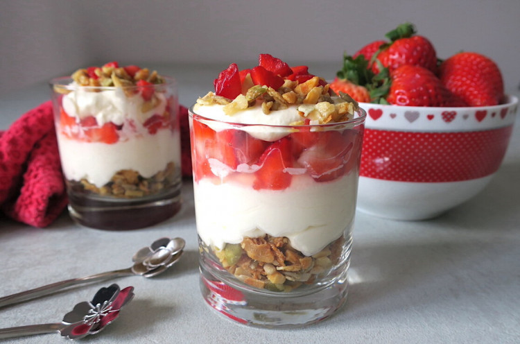 Keto Granola & Berry Parfait with Skyr Cream